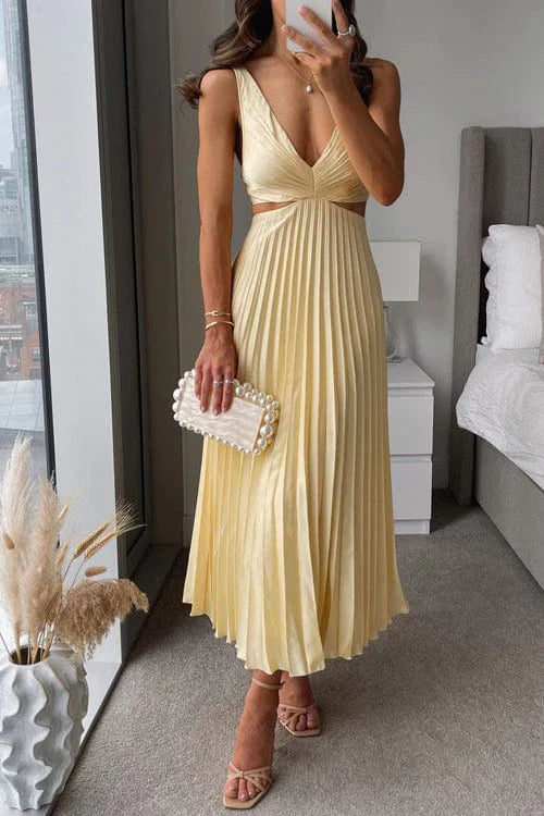 Nina Timeless Pleated Dress with a Neckline Chic Silhouette Collection