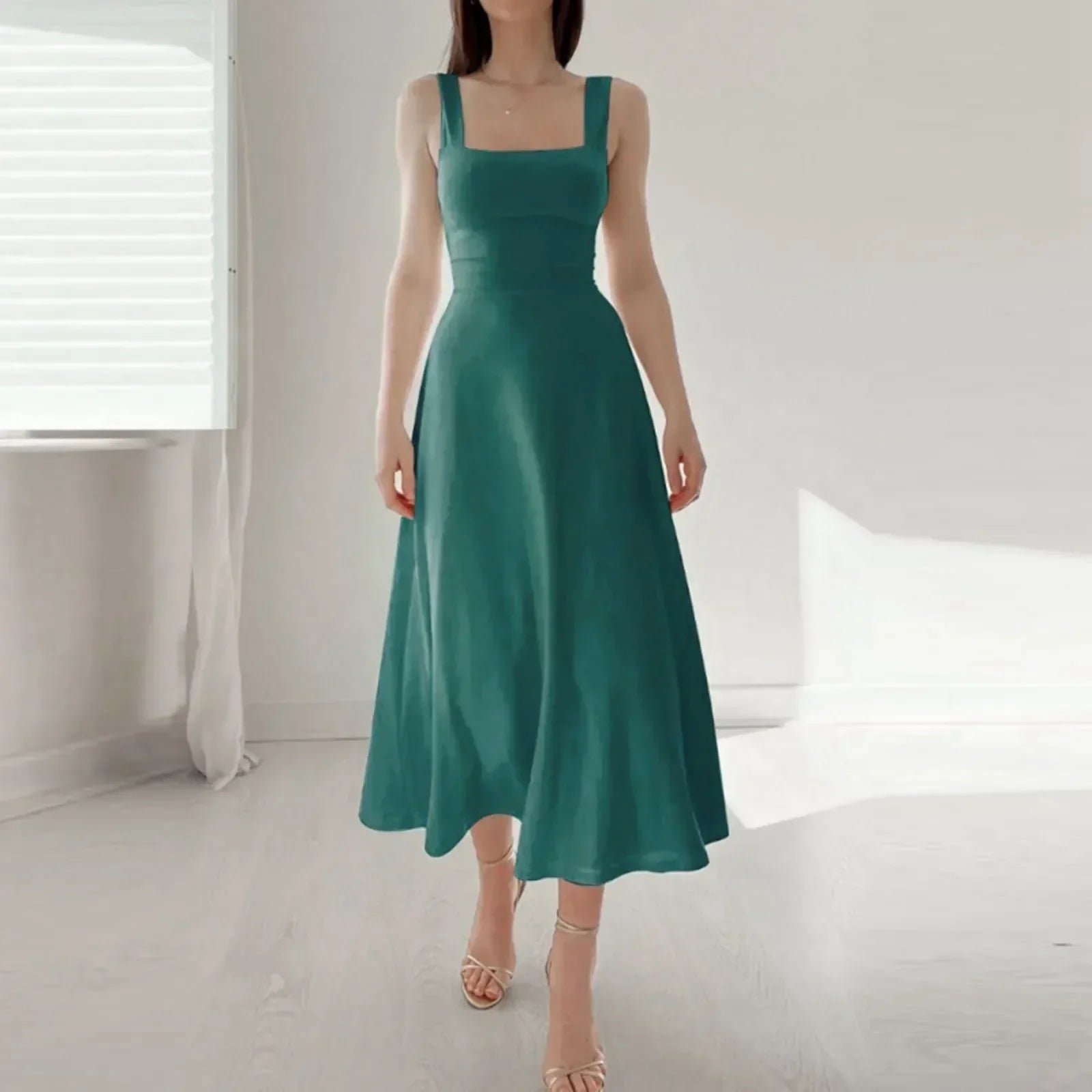 Querida Chic Dress with Square Neckline Premium Wardrobe Essential