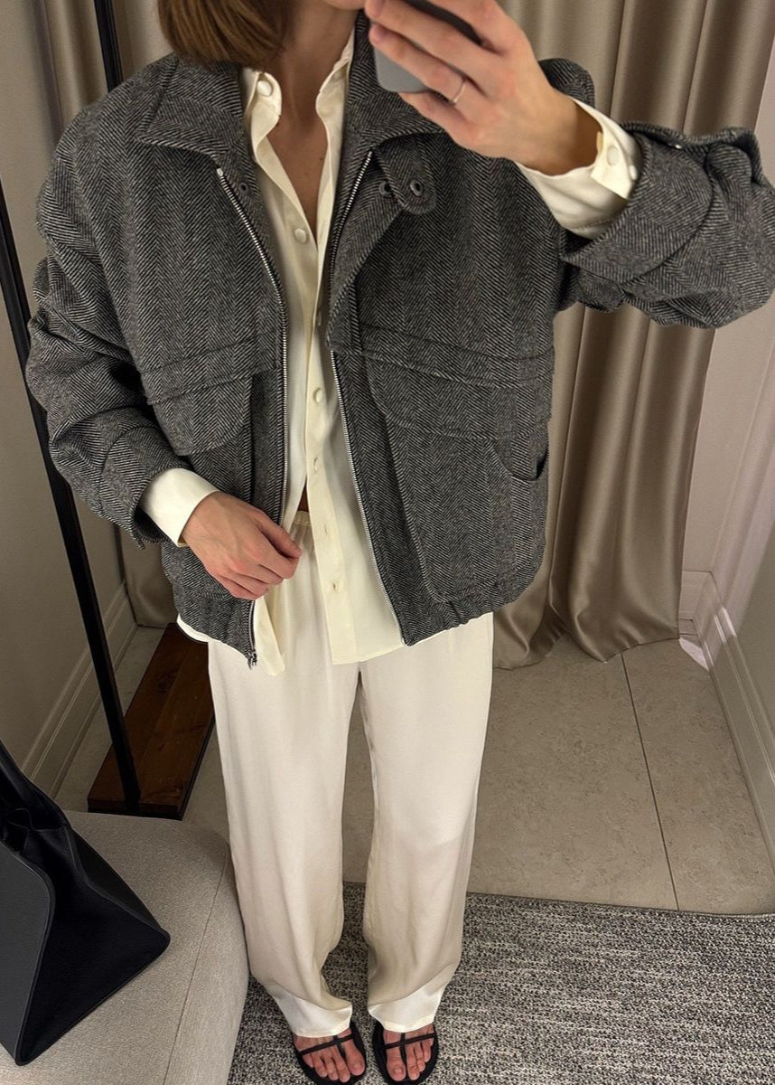 Lena Herringbone Wool Jacket – Structured Zip-Up with Oversized Pockets