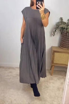 Sleeveless pleated simple solid color dress